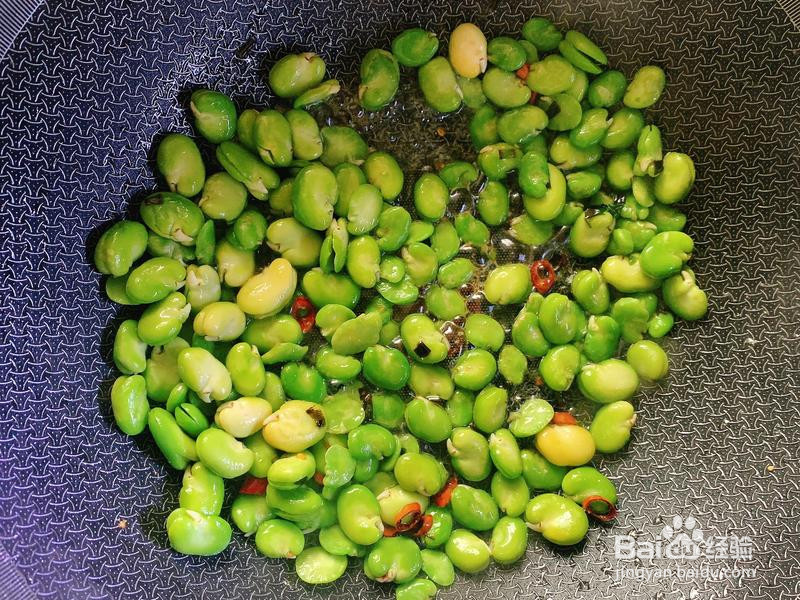 鲜蚕豆炒鸡蛋的做法