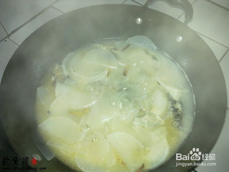 鲫鱼炖萝卜的制作方法