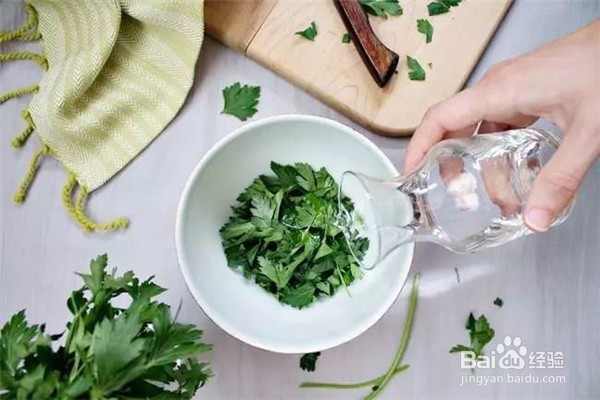 护肤攻略还花钱买护肤品？一棵芹菜让你年轻十岁