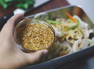 蒜油藕片的做法