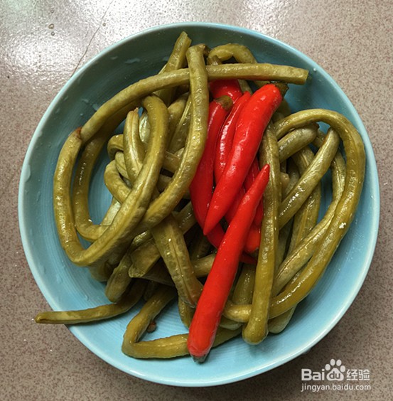 酸豆角炒鸡杂的做法