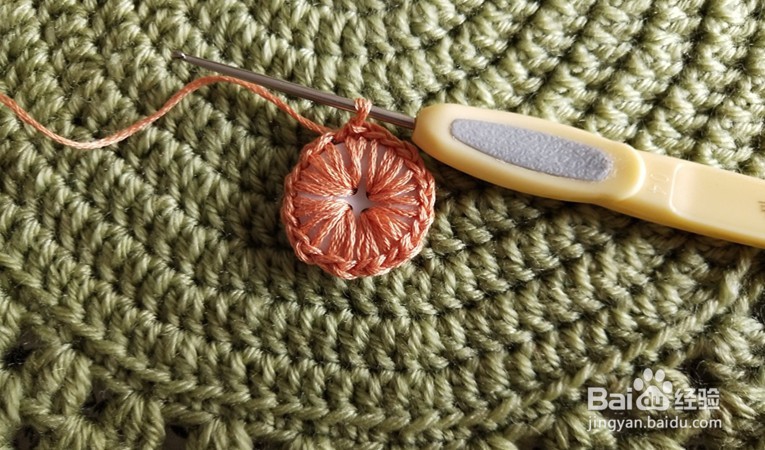 毛线装饰钮扣心形的钩编方法