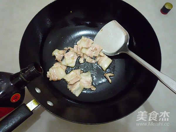 五花肉木耳烧腐竹