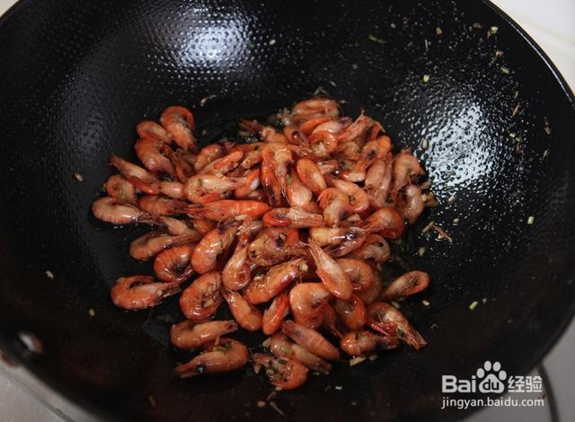 油爆小河虾的做法
