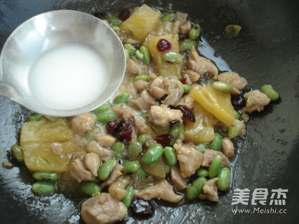 莓干三色鸡丁