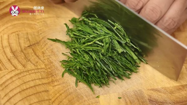 做一次扎实的菠菜鸡蛋糕，蘸汁超美味！