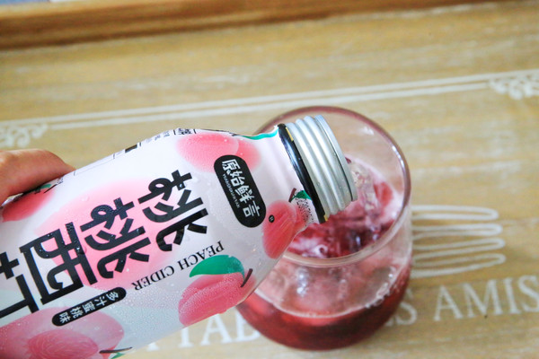 蜜桃车厘子气泡水