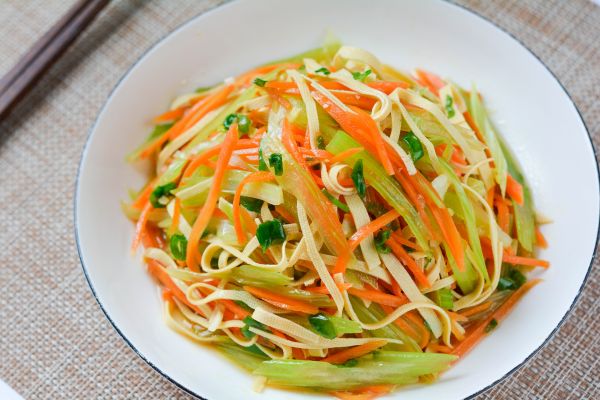 凉拌芹菜豆腐丝