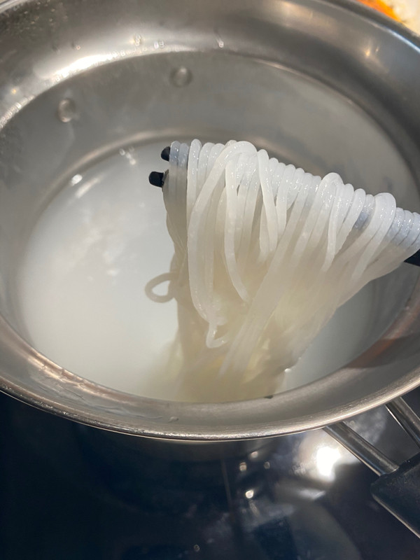 红汤酸菜肉丝米线