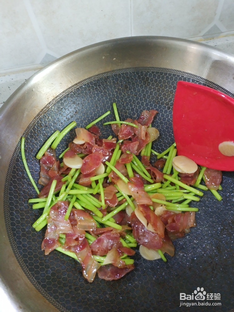 姨妈给我做腊肉炒芦蒿