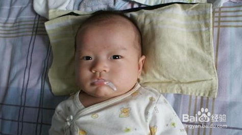 4个多月婴儿老吐奶怎么办