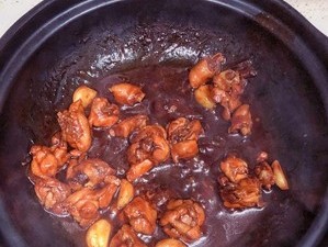 如何做葱油焖鸡腿？