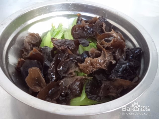 如何做出好吃的黑木耳拌芹菜