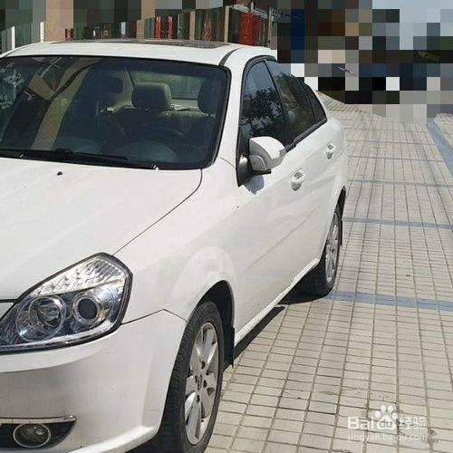 等红灯时踩刹车还是挂空挡