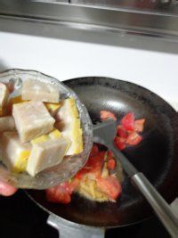 番茄煮鱼糕的做法