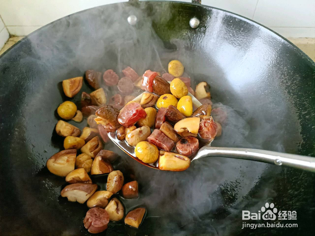 板栗腊肠香菇煲仔饭的做法