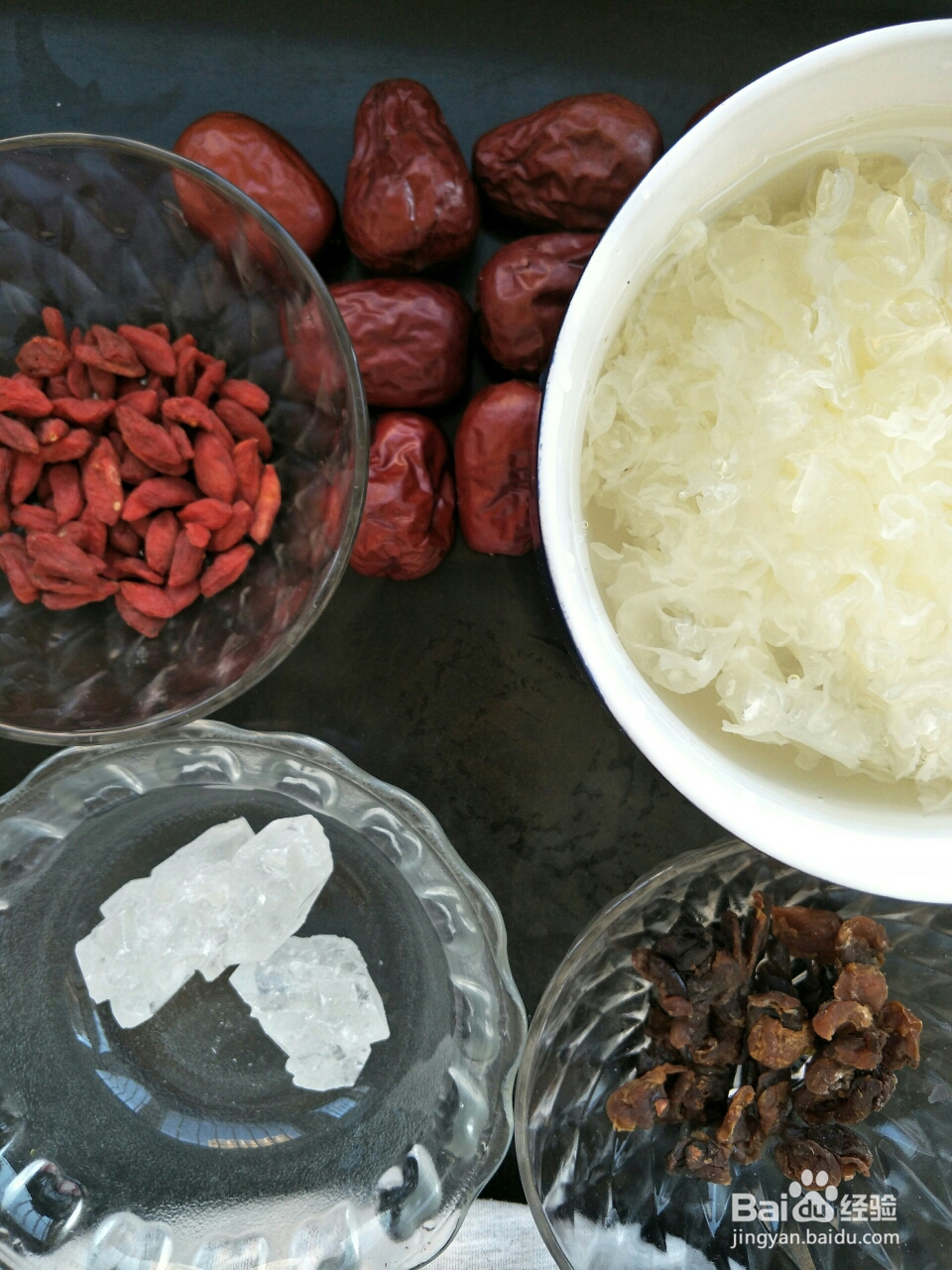 诱惑味蕾的银耳桂圆红枣枸杞汤