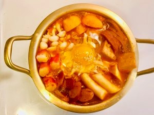 教你制作美味的辣年糕火锅