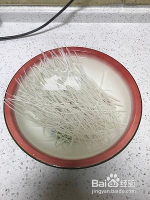 芹菜炒粉条【超好吃超下饭】