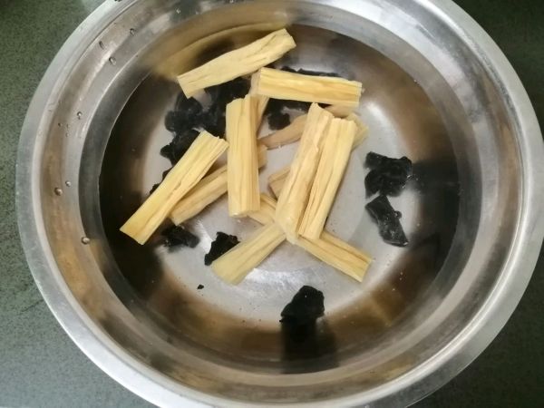 凉拌西兰花腐竹木耳