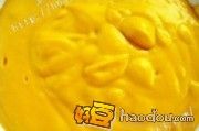 教你如何在家自制南瓜慕斯樱桃蛋糕。