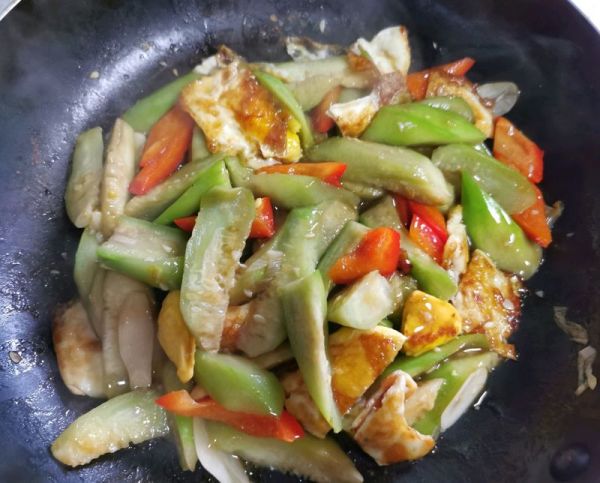 红椒丝瓜炒荷包蛋