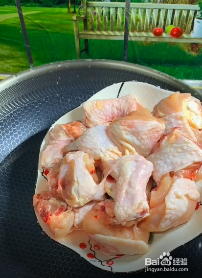 如何制作鸡腿焖面？