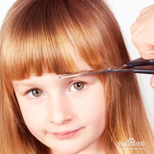 一点点的碎发曲线,女宝宝层次短发发型可以将后脑的头发梳的略长一些