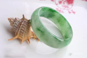 翡翠手镯怎么挑好