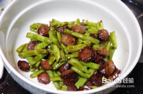 简易美食:腊肠香炒四季豆的做法