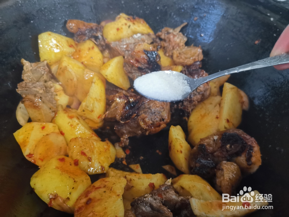 鸡肉块炖土豆