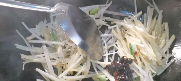 不吃凉拌香椿都不叫在春天