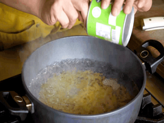 果香鳀鱼螺丝面怎么做？