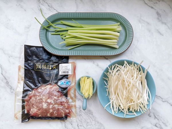 芹菜豆芽炒肉丝