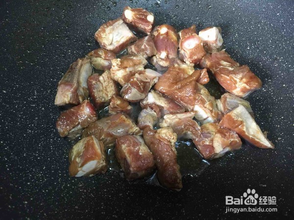 饭菜一锅出的豆角排骨焖饭