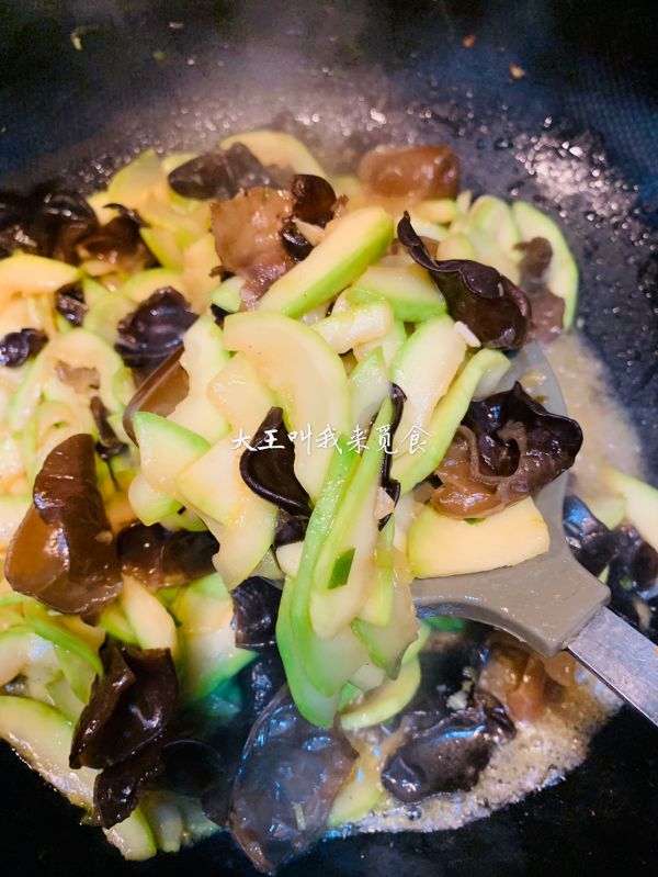 西葫芦肉片木耳饭