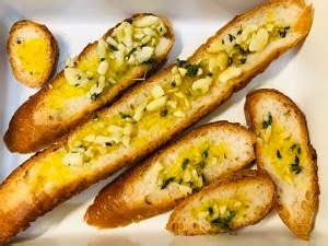 怎么做橄榄油鲜蒜百里香法棍片