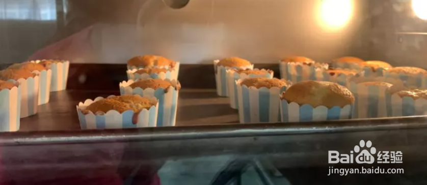 芒果干杯子蛋糕