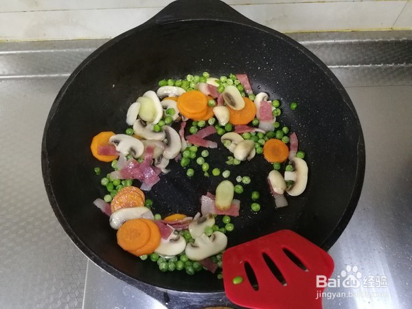 白蘑菇豌豆炒培根的做法