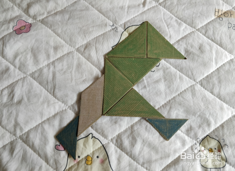 用九巧板怎么拼一个跑步玩耍的小朋友呢？