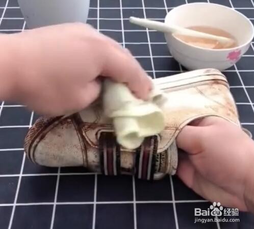 小白鞋发黄怎么办