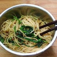 香辣牛肉酱蔬菜拌面