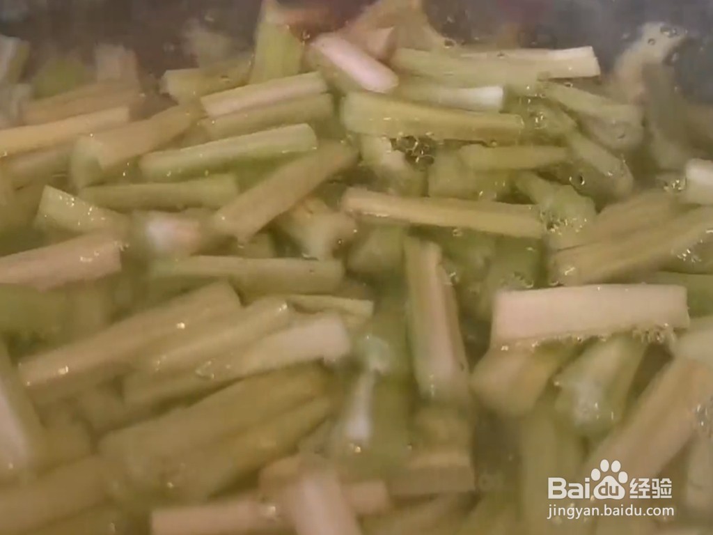 白萝卜和芹菜的碰撞