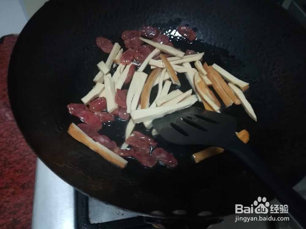 制作美味的腊肠炒椰菜
