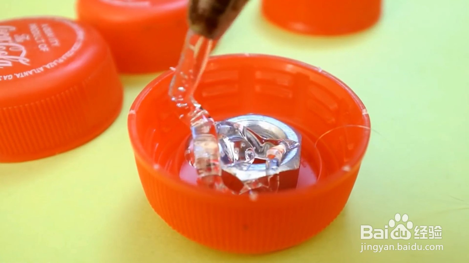 可乐盖还能用来做三角风车，小朋友一定喜欢