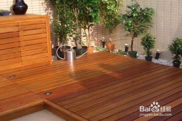 在铺地板时地面不平，应该怎么办？