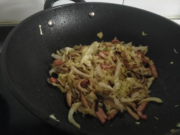 香肠香菇炒圆白菜