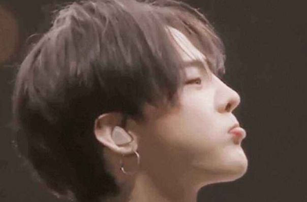 “我确定我依然是爱你的,在每一个安静的时间里”一个男声唱的，是什么歌