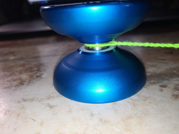 中间有个轴承的悠悠球怎样绑线呢