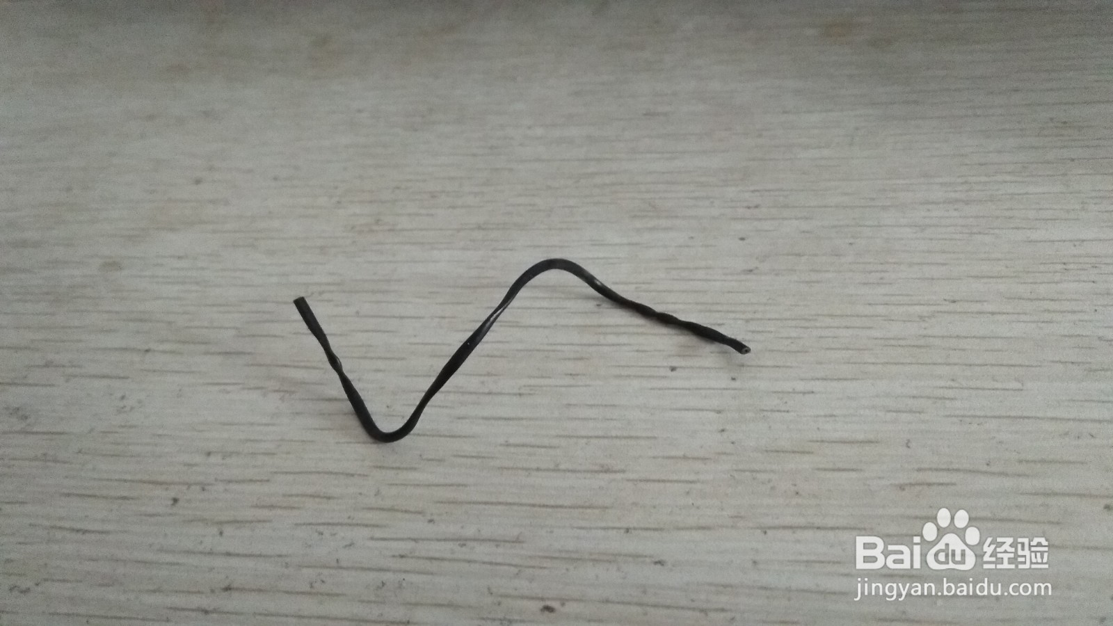 如何用一个软数据线绑绳做简易的中性笔支架